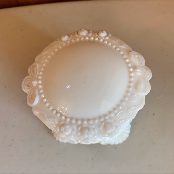Vintage Fostoria Jenny Lind Milk Glass Covered Powder Trinket Jewelry Box - Picture 3 of 7